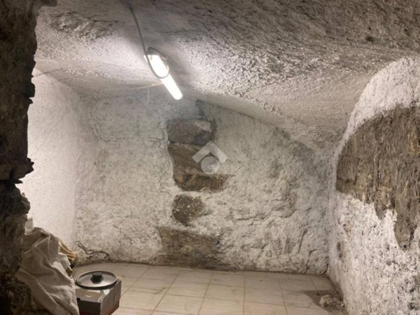 locale di sgombero in vendita a Genova in zona Sottoripa / Maddalena / Molo