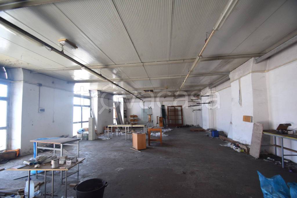 locale commerciale in vendita a Genova in zona Palmaro / Pra'