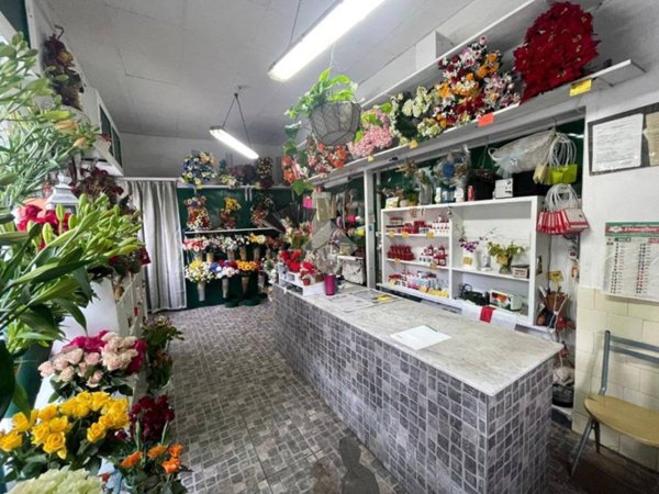 negozio in vendita a Genova in zona Rivarolo