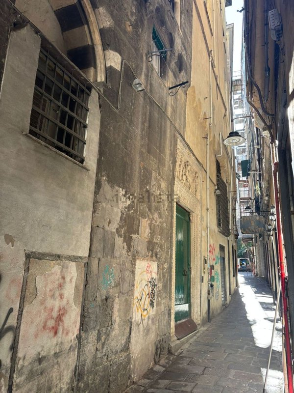 appartamento in vendita a Genova in zona Sottoripa / Maddalena / Molo