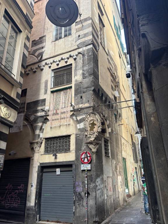 appartamento in vendita a Genova in zona Sottoripa / Maddalena / Molo