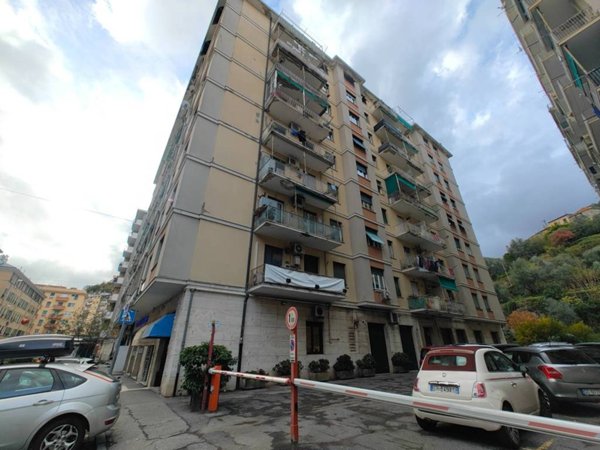 locale commerciale in vendita a Genova in zona Molassana
