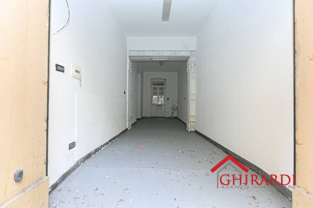 locale di sgombero in vendita a Genova in zona Sestri Ponente