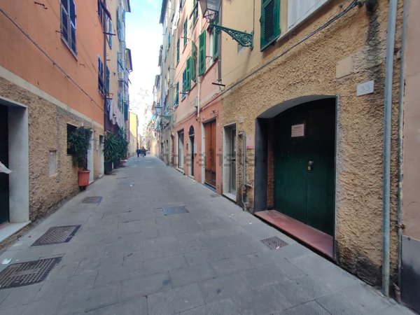 locale di sgombero in vendita a Genova in zona Sestri Ponente