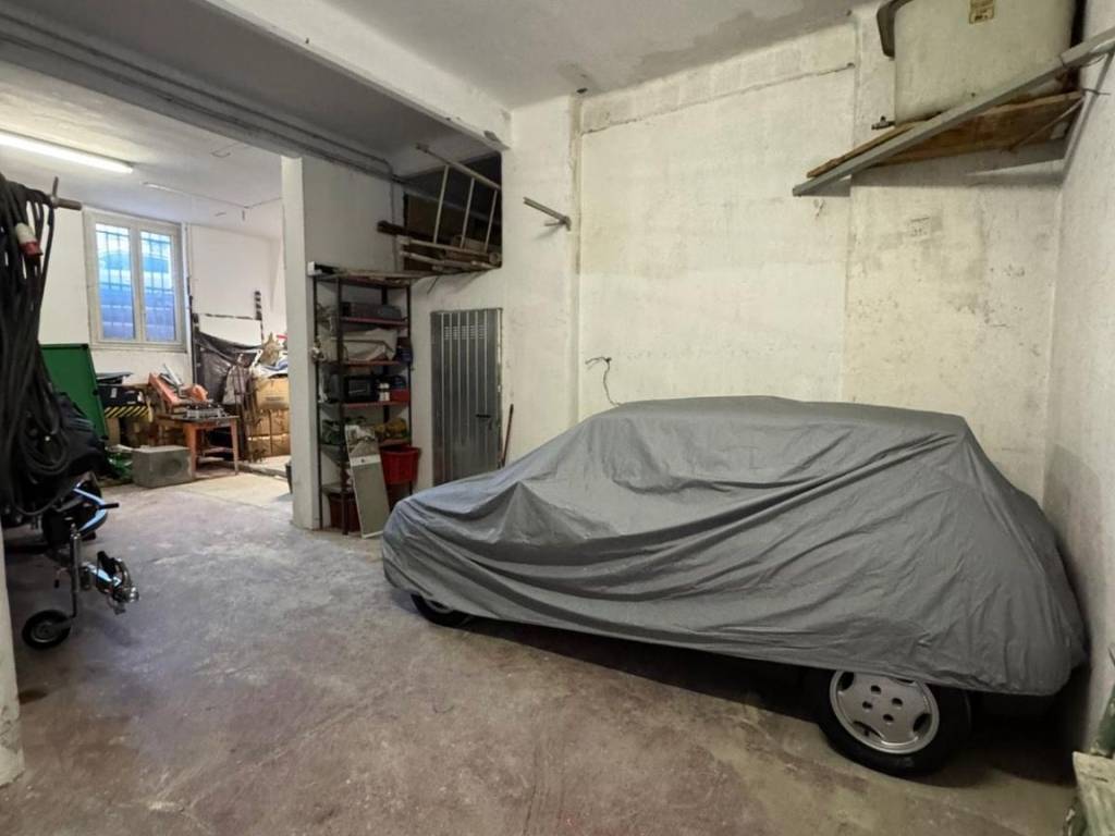 locale commerciale in vendita a Genova in zona Sestri Ponente