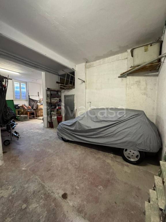 locale commerciale in vendita a Genova in zona Sestri Ponente