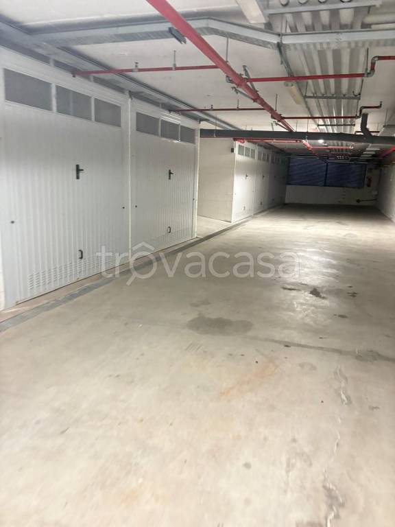 locale commerciale in vendita a Genova in zona Molassana