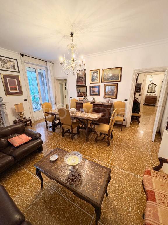 appartamento in vendita a Genova in zona Carignano