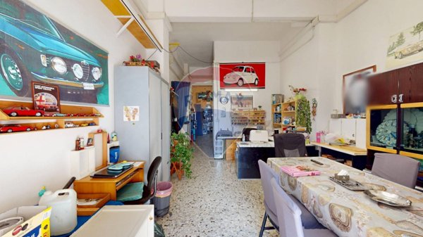 locale commerciale in vendita a Genova in zona Marassi