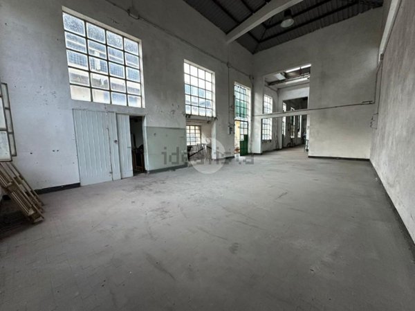 capannone in vendita a Genova in zona Voltri