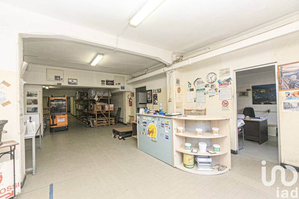 locale commerciale in vendita a Genova in zona Cornigliano