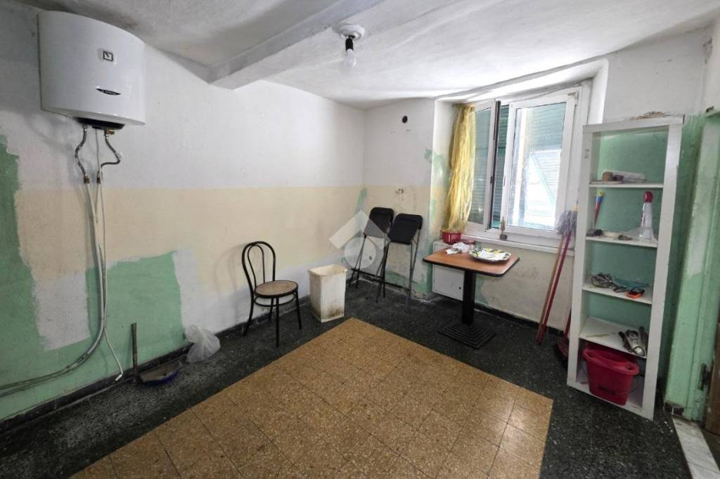appartamento in vendita a Genova in zona Sottoripa / Maddalena / Molo
