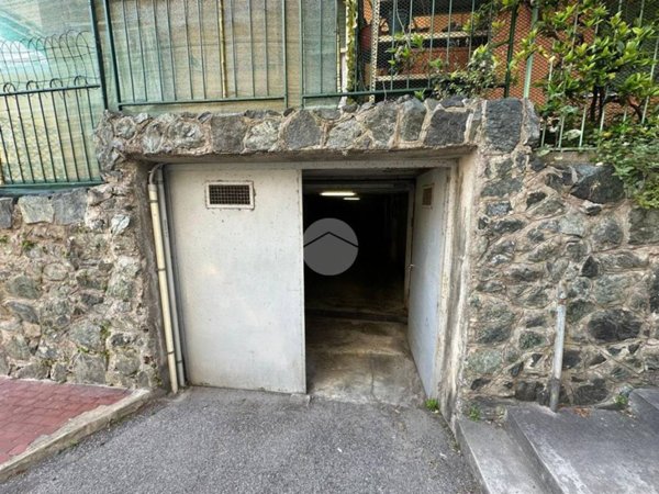 locale commerciale in vendita a Genova in zona Pegli