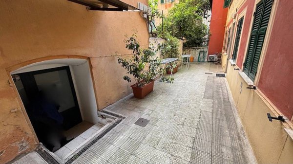 locale commerciale in vendita a Genova