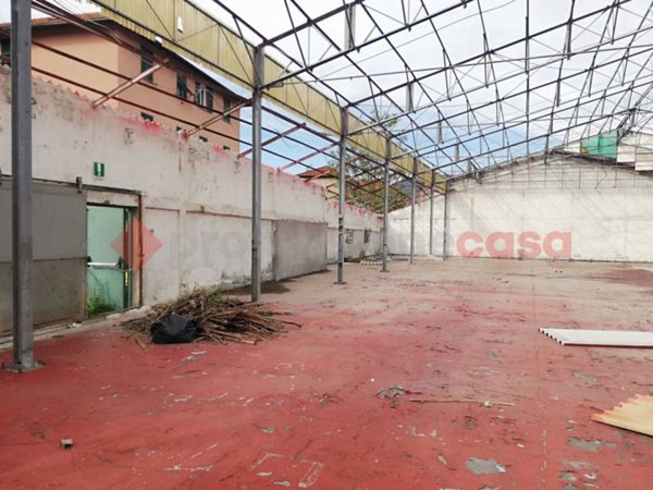 locale commerciale in vendita a Genova in zona Bolzaneto