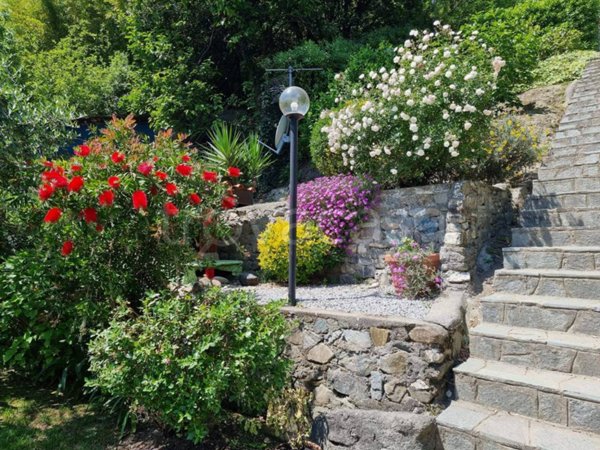 casa indipendente in vendita a Genova in zona Pontedecimo