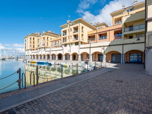 negozio in vendita a Genova in zona Sestri Ponente