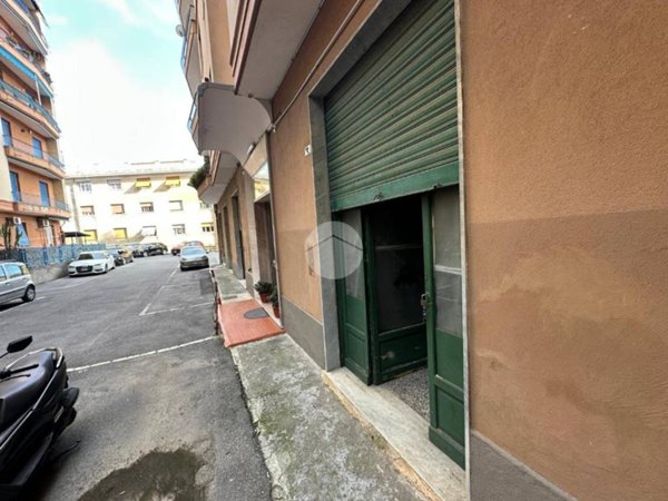 locale commerciale in vendita a Genova in zona Sestri Ponente