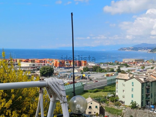appartamento in vendita a Genova in zona Palmaro / Pra'