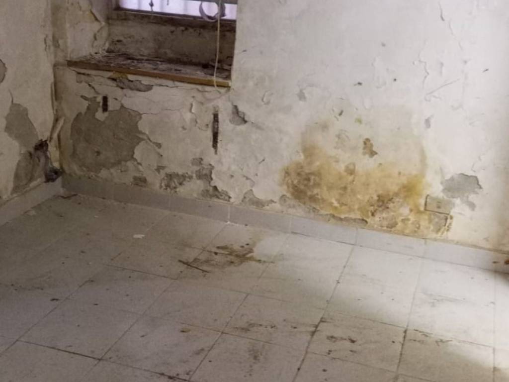 locale commerciale in vendita a Genova in zona Lagaccio / Granarolo