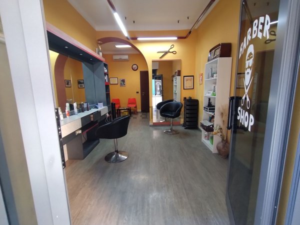 locale commerciale in vendita a Genova in zona Bolzaneto