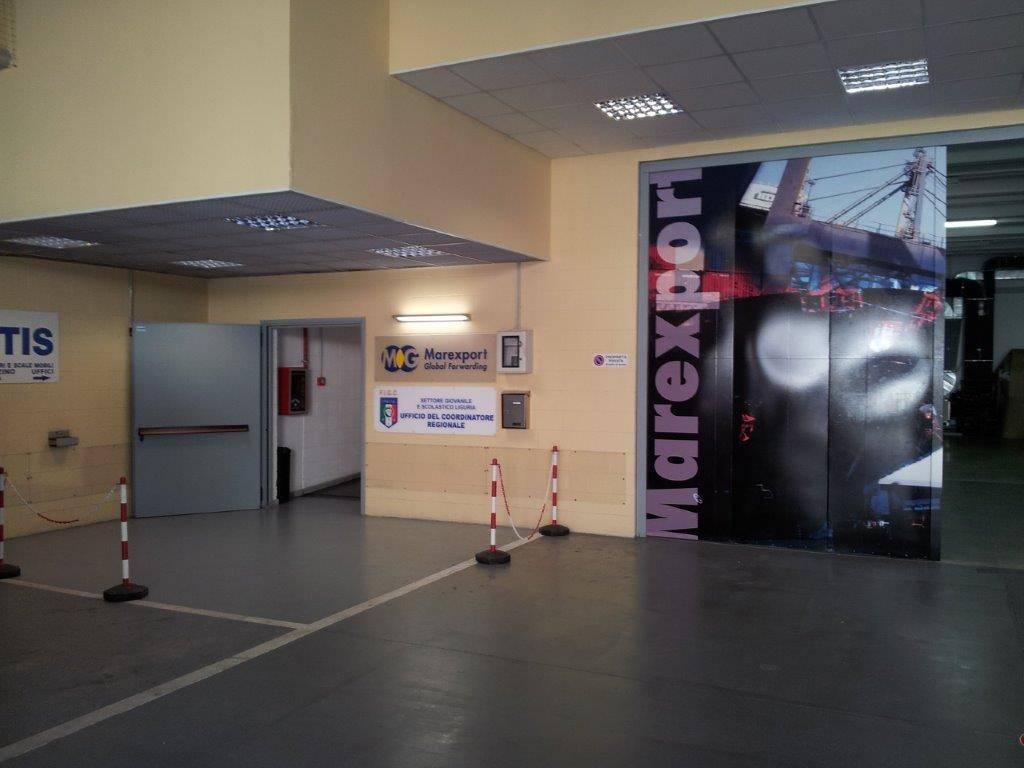 locale commerciale in vendita a Genova in zona Sampierdarena