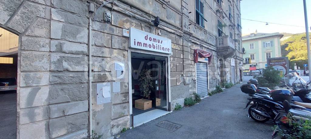 negozio in vendita a Genova in zona Sestri Ponente