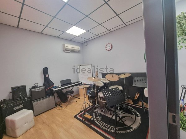 locale commerciale in vendita a Genova in zona Sestri Ponente