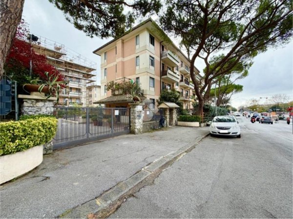 ufficio in vendita a Genova in zona Quarto dei Mille