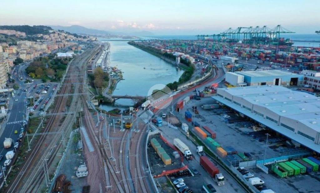 locale commerciale in vendita a Genova in zona Palmaro / Pra'