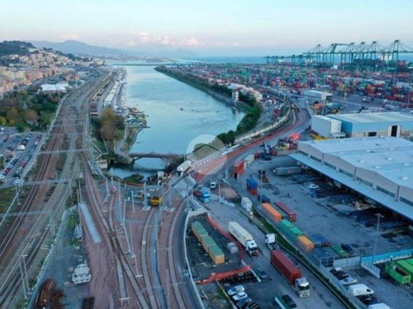 locale commerciale in vendita a Genova in zona Palmaro / Pra'