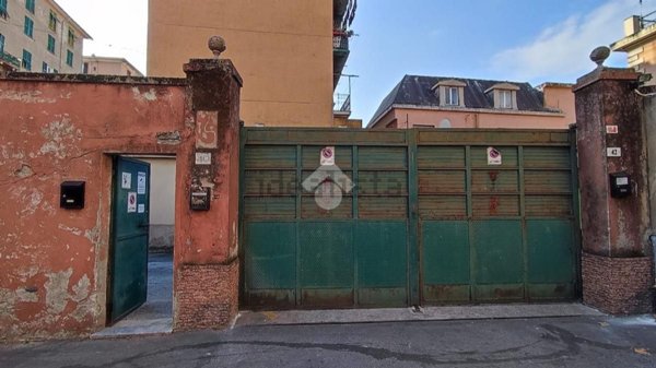 locale di sgombero in vendita a Genova in zona Rivarolo