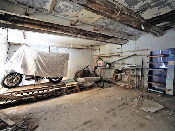 locale commerciale in vendita a Genova in zona Centro Storico