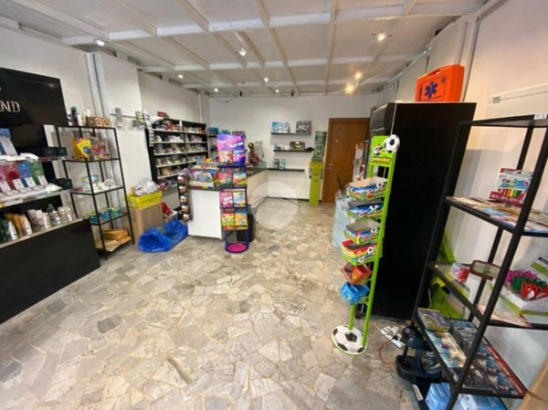 negozio in vendita a Genova in zona Sestri Ponente