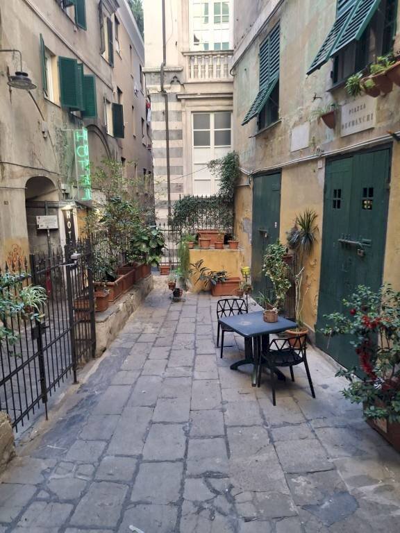 appartamento in vendita a Genova in zona Sottoripa / Maddalena / Molo