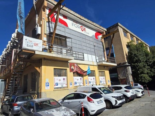 locale commerciale in vendita a Genova in zona Rivarolo