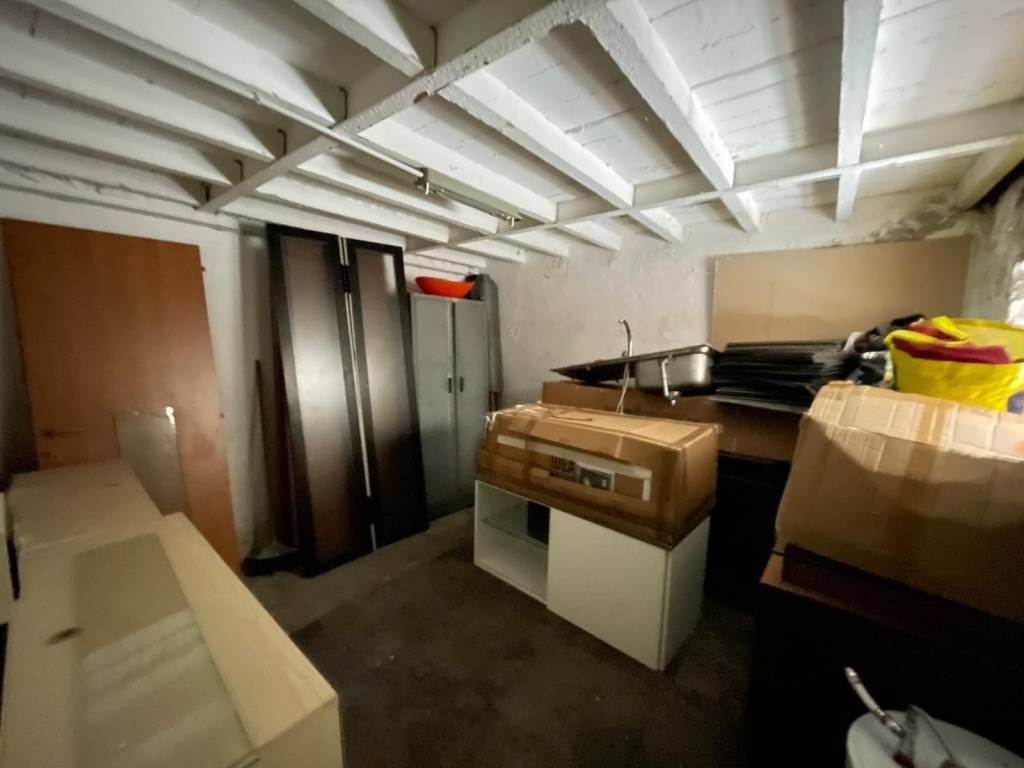 locale commerciale in vendita a Genova in zona Bolzaneto