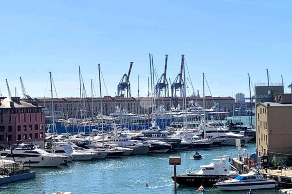 appartamento in vendita a Genova in zona Sottoripa / Maddalena / Molo