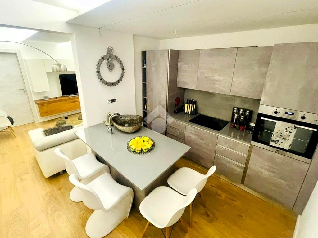 appartamento in vendita a Genova in zona Sottoripa / Maddalena / Molo