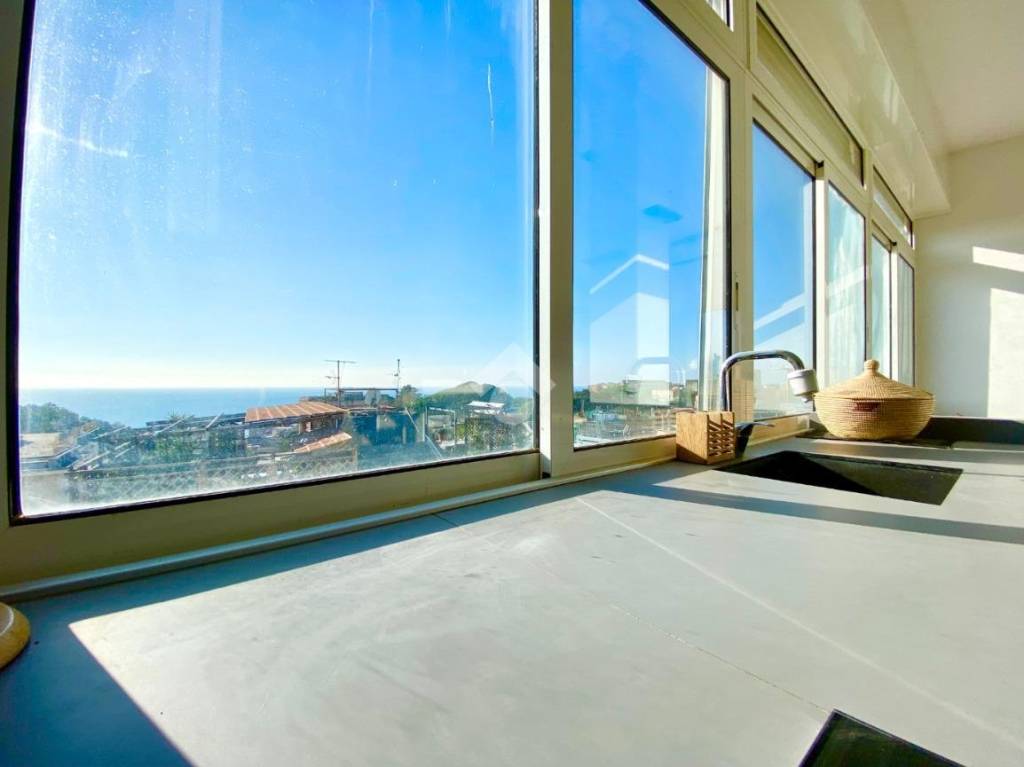 appartamento in vendita a Genova in zona Quarto dei Mille