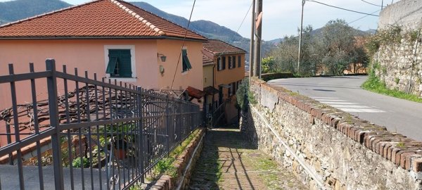 appartamento in vendita a Genova in zona Struppa