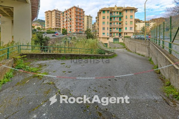 locale di sgombero in vendita a Genova in zona Palmaro / Pra'