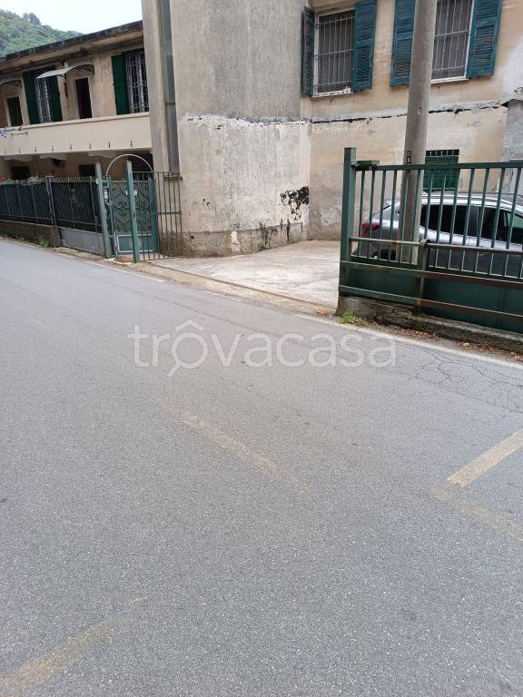 locale commerciale in vendita a Genova in zona Acquasanta