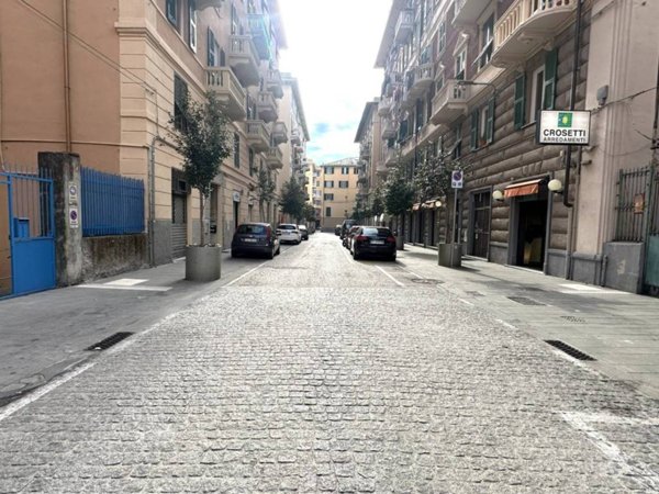 locale commerciale in vendita a Genova in zona Cornigliano
