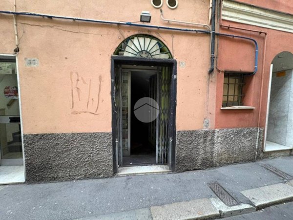 locale commerciale in vendita a Genova in zona Sestri Ponente