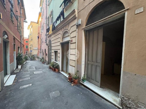 locale commerciale in vendita a Genova in zona Crevari