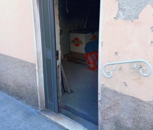 locale commerciale in vendita a Genova in zona Voltri