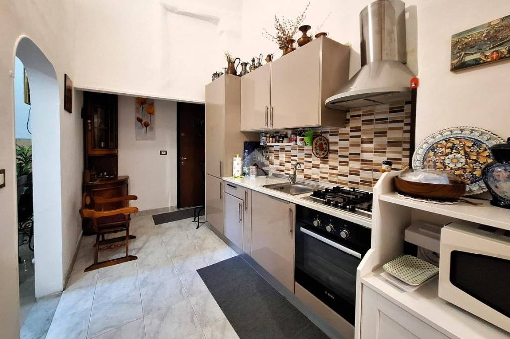 appartamento in vendita a Genova in zona Sottoripa / Maddalena / Molo