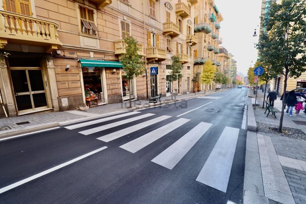 negozio in vendita a Genova in zona Sestri Ponente