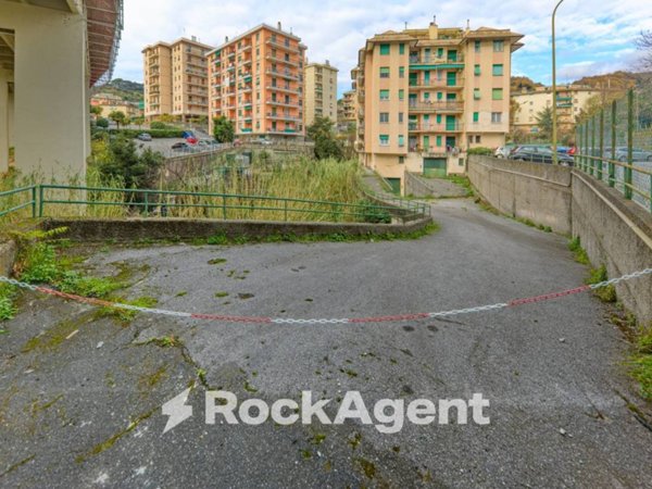 locale commerciale in vendita a Genova in zona Palmaro / Pra'